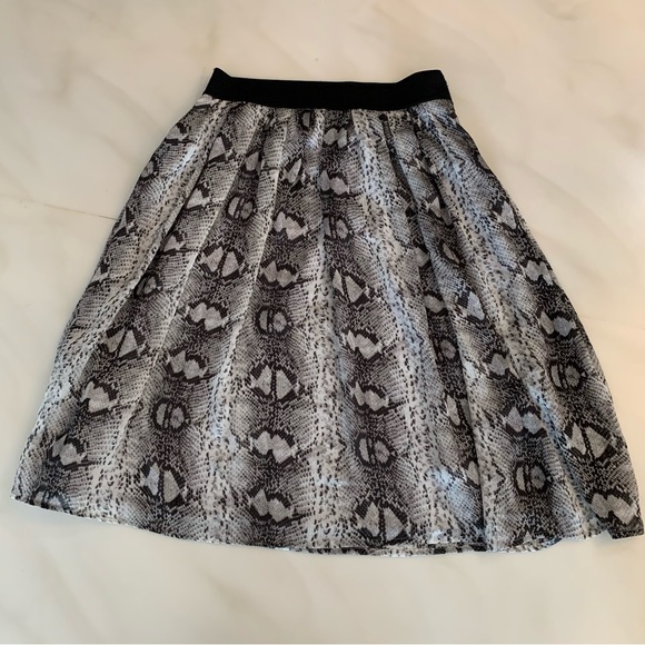 NWOT Women’s White House Black Market Black & White Snakeskin Print Mini Skirt - Picture 1 of 7